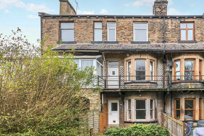 3 Bedroom Town House For Sale In Carrbottom Road, Greengates, Bradford, BD10