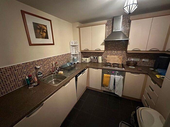 2 Bedroom Flat To Rent In Canalside, Radcliffe, M26