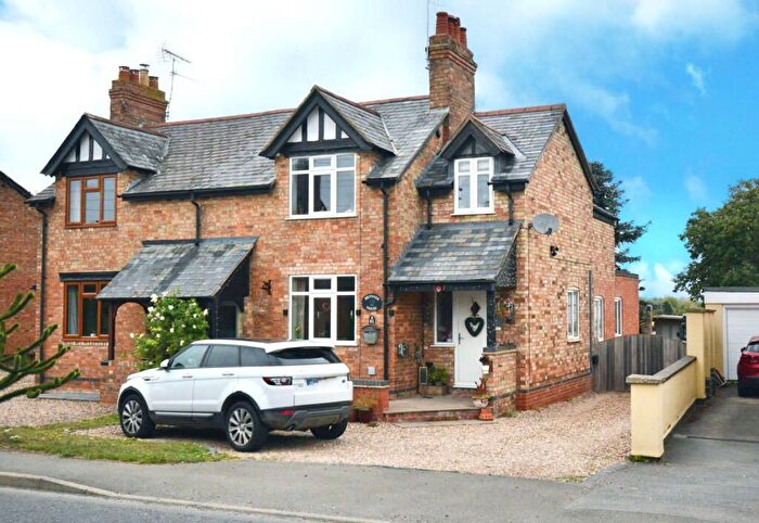 3 Bedroom Semi Detached House For Sale In Bretforton Road, Evesham, WR11