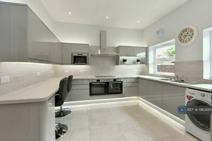 6 Bedroom Semi-Detached House To Rent In Burscough Street, Ormskirk, L39