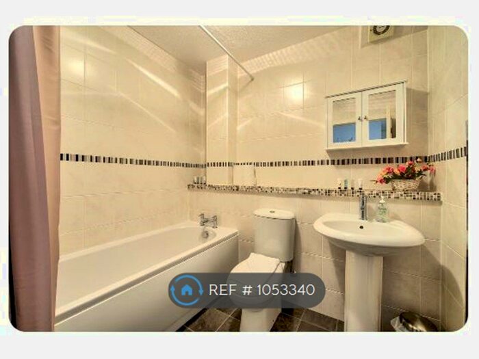 2 Bedroom Flat To Rent In Lochrin Place, Edinburgh, EH3