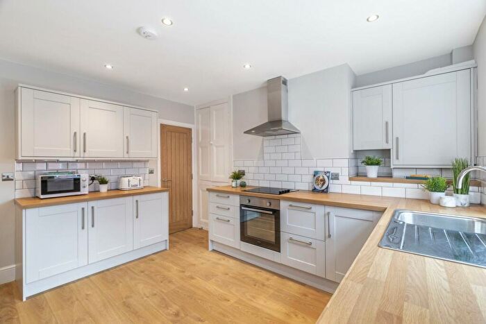 6 Bedroom House To Rent In Burchett Place, Leeds, LS6