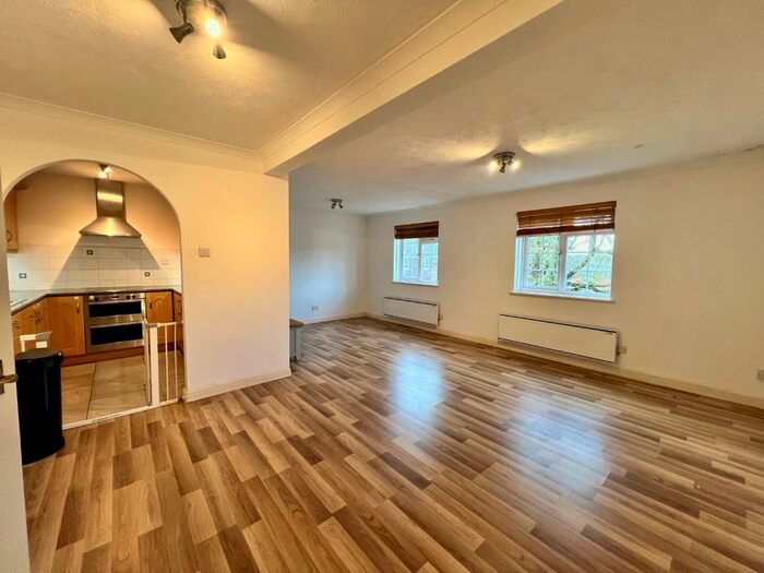 2 Bedroom Flat To Rent In Hillcrest, Weybridge, KT13