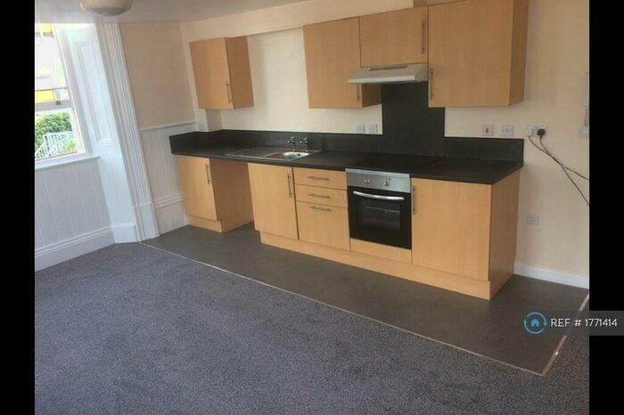 2 Bedroom Flat To Rent In Dimond Street, Pembroke Dock, SA72