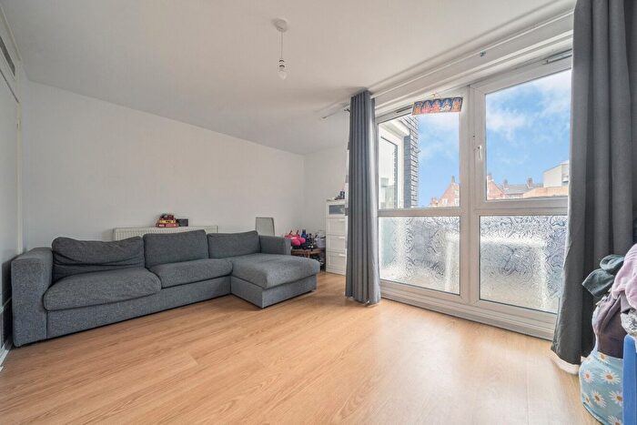 3 Bedroom Maisonette For Sale In Black Prince Road, Vauxhall, London, SE11