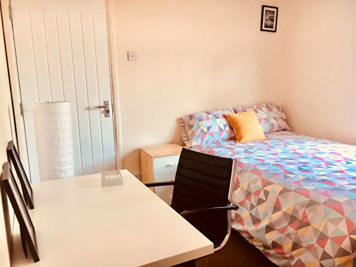 1 Bedroom Semi-Detached House To Rent In Stanley Street, Luton, Bedfordshire, LU1