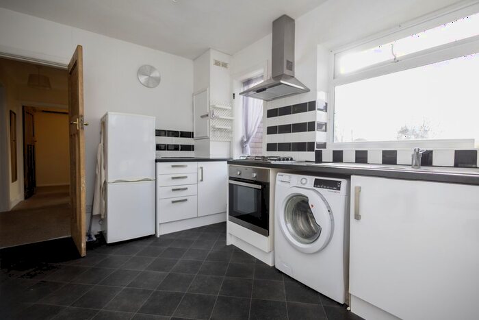 2 Bedroom Flat To Rent In Barrack Road, Christchurch, Bournemouth, BH23