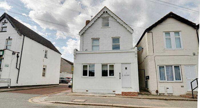 3 Bedroom Maisonette To Rent In Birkbeck Road, Sidcup, Kent, DA14