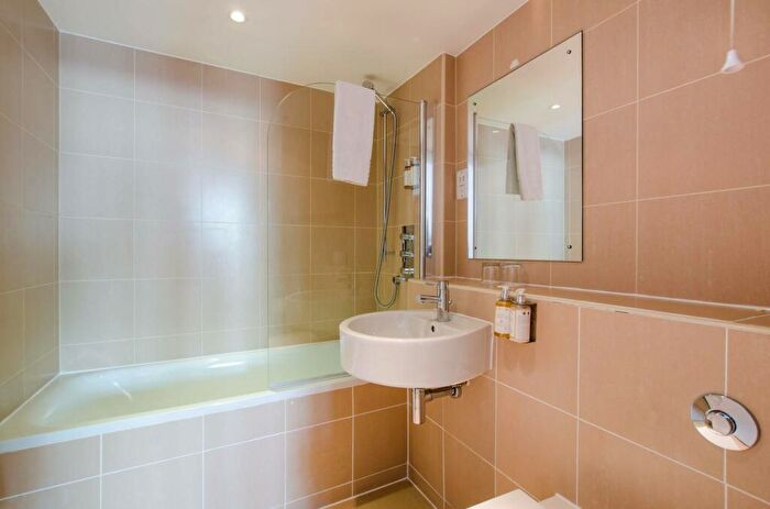 2 Bedroom Flat To Rent In Falcon Wharf, Battersea, London, SW11