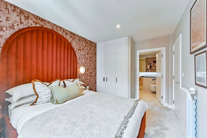 3 Bedroom Flat For Sale In Lombard Square, Plumstead, SE28