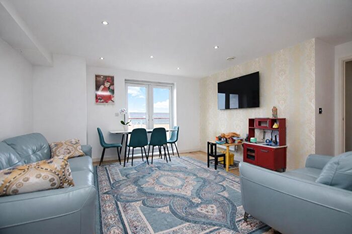 2 Bedroom Flat For Sale In Taylor Court, Todd Close, Borehamwood, WD6