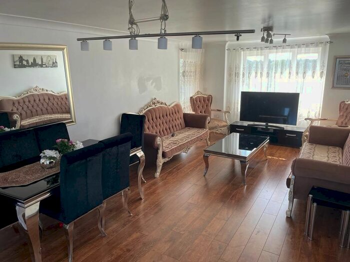 3 Bedroom Flat To Rent In Glebelands Close, London, N12