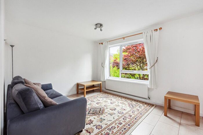 2 Bedroom Flat To Rent In Crammond Close, Hammersmith, London, W6