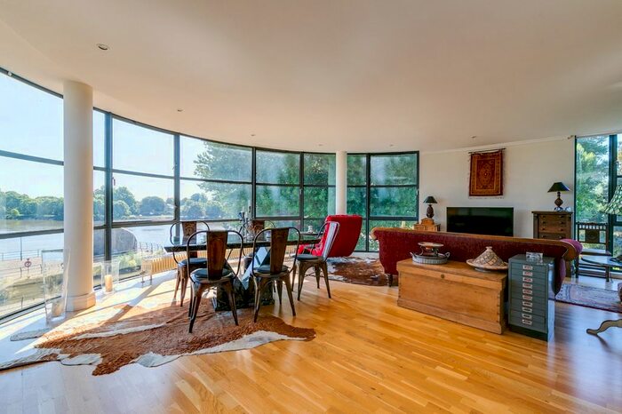 2 Bedroom Flat To Rent In Point Wharf Lane, Brentford, Middlesex, TW8