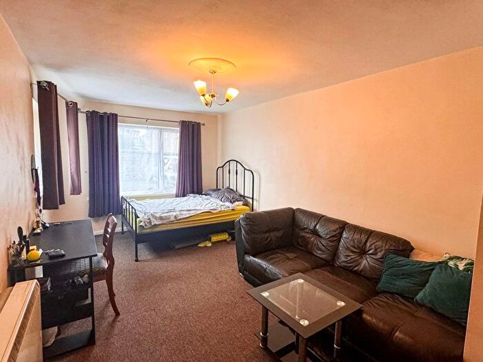 2 Bedroom Flat For Sale In Wingfield Road, Trowbridge, BA14