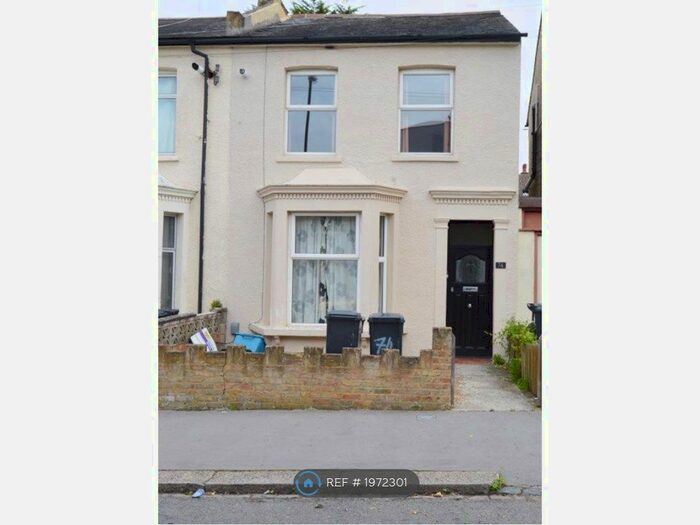 2 Bedroom Flat To Rent In Cobden Road, London, SE25