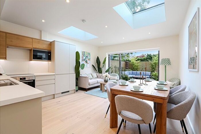 3 Bedroom Flat For Sale In Kingston Road, Raynes Park, London, SW20