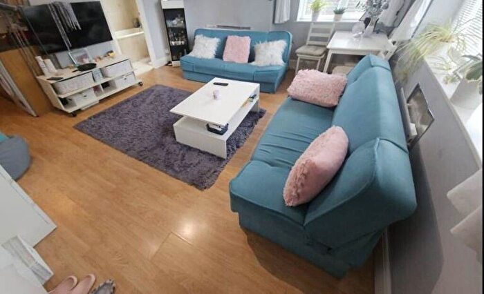 Studio To Rent In Dagnall Park, London, SE25