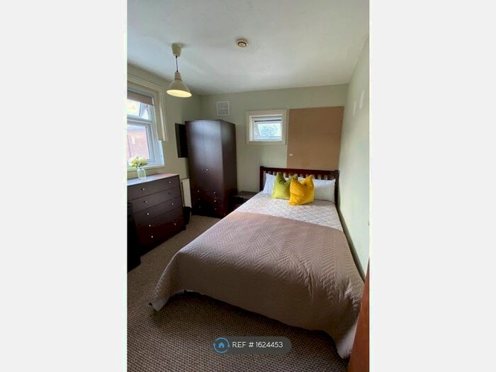 3 Bedroom Flat To Rent In Milton Road, Southampton, SO15