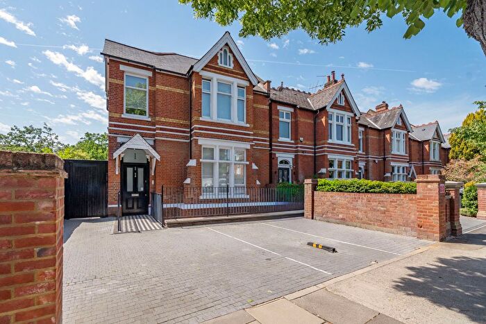 2 Bedroom Flat For Sale In Mount Park Crescent, Ealing, W5