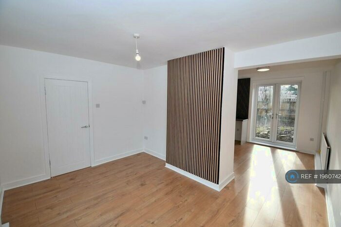 3 Bedroom Terraced House To Rent In Aylesbury Close, Salford, M5