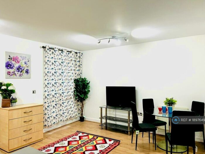 1 Bedroom Flat To Rent In Parham Drive, Ilford, IG2