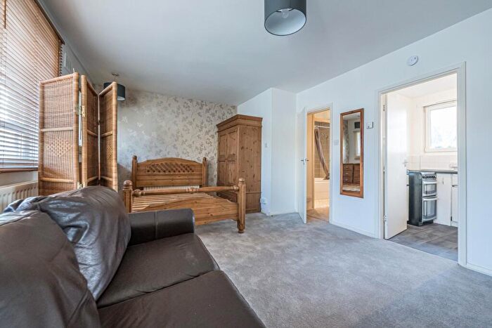 Flat To Rent In Mysore Road, Battersea, London, SW11