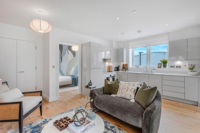 3 Bedroom Flat For Sale In Blackwall Lane, London, SE10