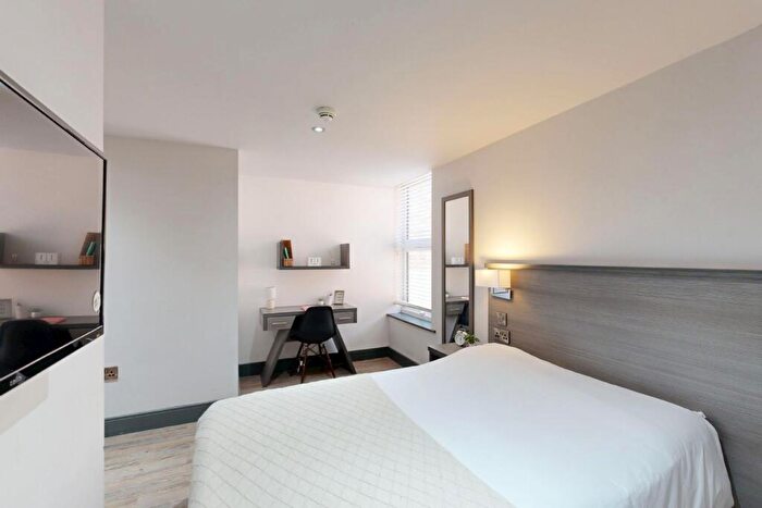 6 Bedroom Apartment To Rent In Hoods Hideout, - Houndsgate, NG1