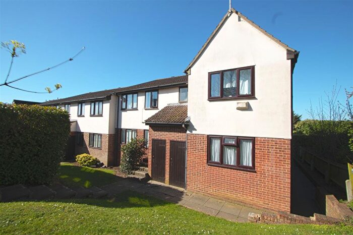 2 Bedroom Flat To Rent In Salesbury Drive, Billericay, CM11