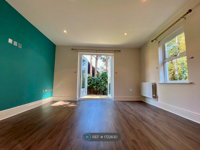 3 Bedroom Flat To Rent In Barnhouse Close, Pulborough, RH20