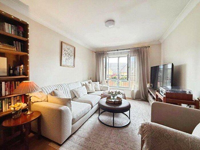 1 Bedroom Flat To Rent In Cambridge Road, Crowthorne, RG45