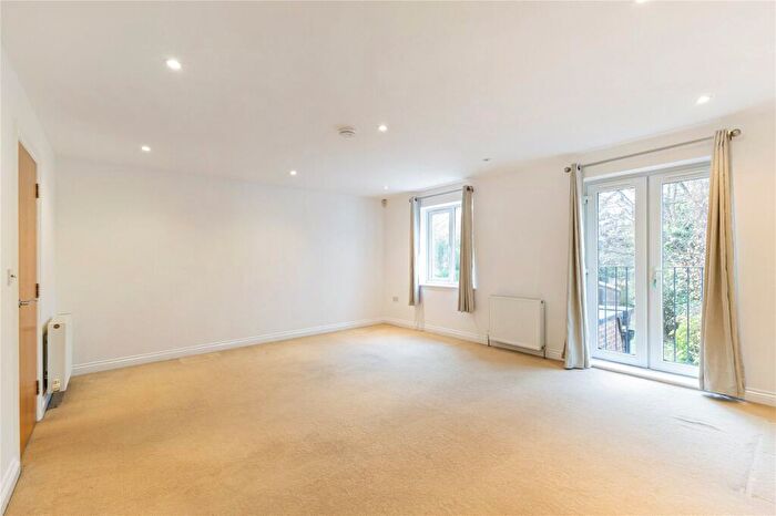 4 Bedroom End Of Terrace House To Rent In Hersham Road, Walton-on-Thames, KT12