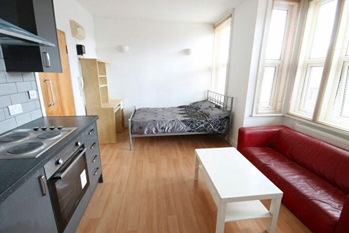 1 Bedroom Flat To Rent In Flat, Brudenell Road, Hyde Park, Leeds, LS6