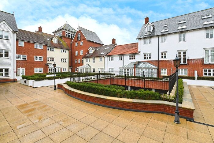 2 Bedroom Flat For Sale In Chatham Way, Brentwood, Essex, CM14