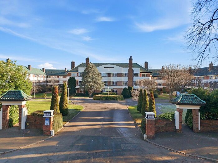 2 Bedroom Flat For Sale In Hermitage Court, South Woodford, E18