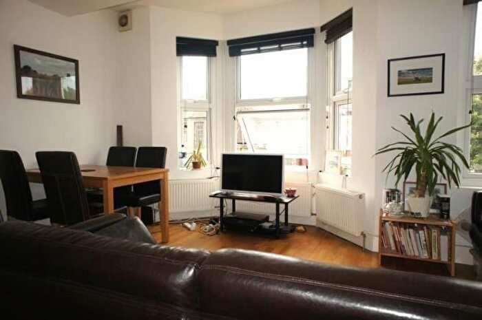 3 Bedroom Flat To Rent In Kellino Street, Tooting, SW17