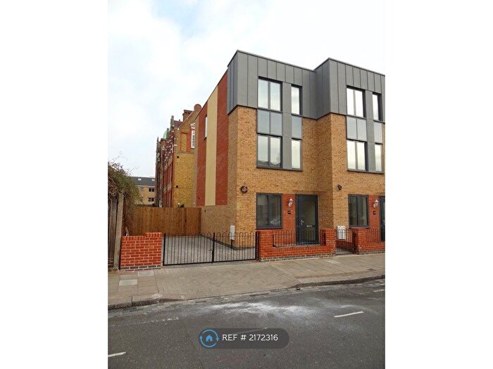 4 Bedroom Semi-Detached House To Rent In Fishponds Road, London, SW17