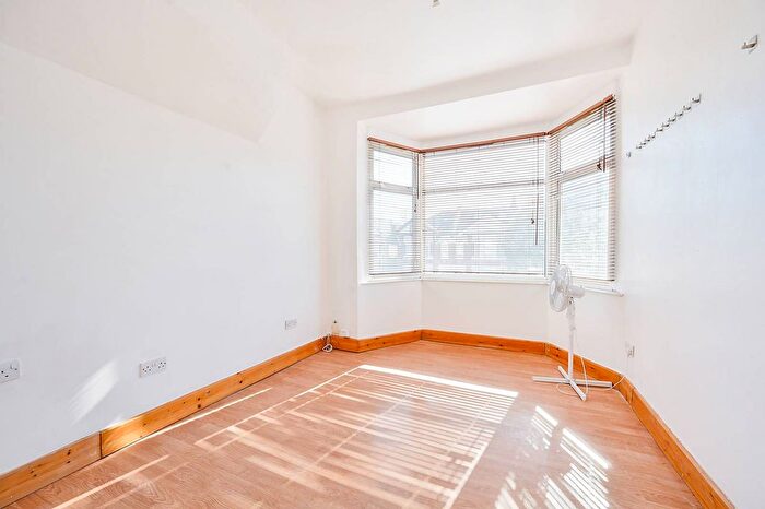 3 Bedroom Flat To Rent In Mayfield Avenue, Ealing, London, W13