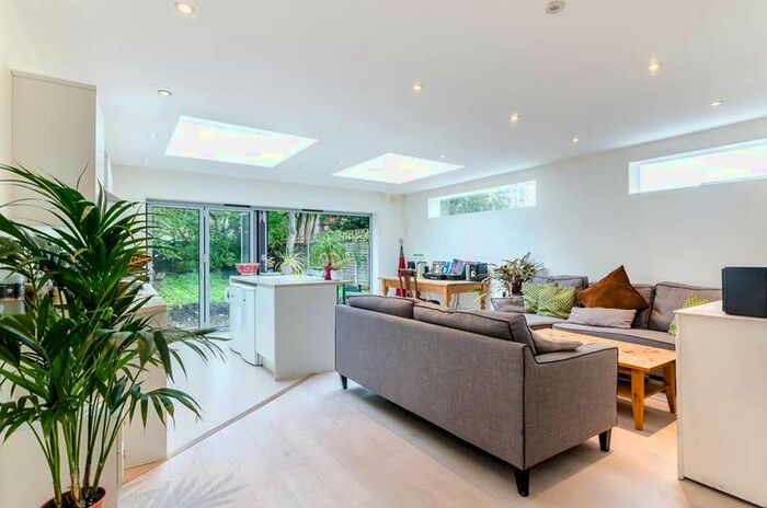 2 Bedroom Flat To Rent In Himley Road, Tooting, SW17