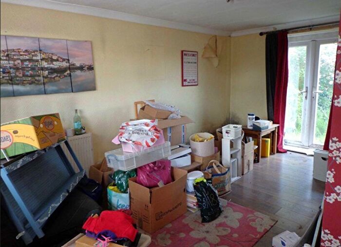 3 Bedroom Semi-Detached House For Sale In Coleshill Avenue, Burnley, BB10
