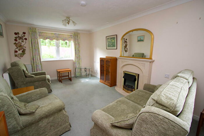 2 Bedroom Flat For Sale In Walderslade Road, Chatham, ME5