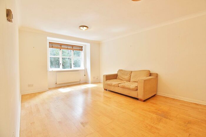 2 Bedroom Flat To Rent In Alcott House, Malting Way, Isleworth, TW7