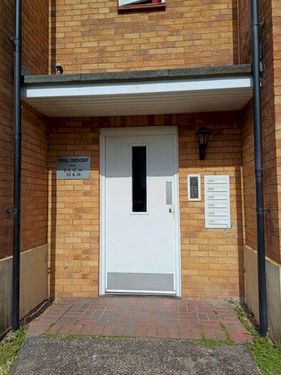 2 Bedroom Flat To Rent In Royal Crescent, Ilford, IG2