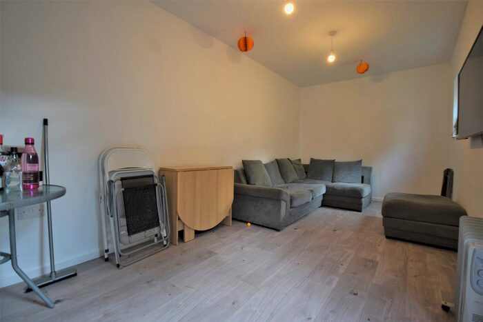 5 Bedroom Semi-Detached House To Rent In Ash Grove, Guildford GU2