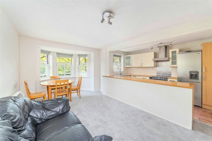 2 Bedroom Flat To Rent In Kings Court, Bessborough Road, SW15
