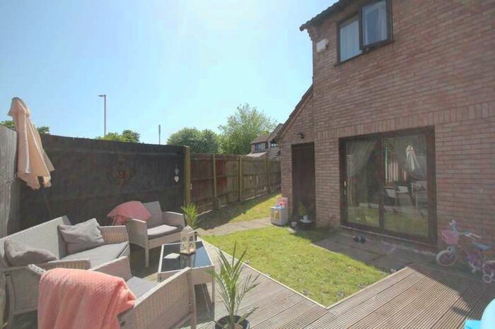 2 Bedroom House To Rent In Corner Plot Garden And Parking. Available From 15/12/21, HP2