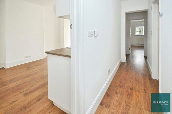 2 Bedroom Apartment To Rent In Queens Avenue, Finchley, N3