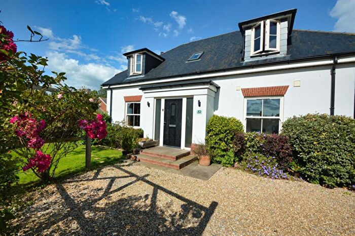 4 Bedroom Detached House For Sale In Havenstreet Village, PO33