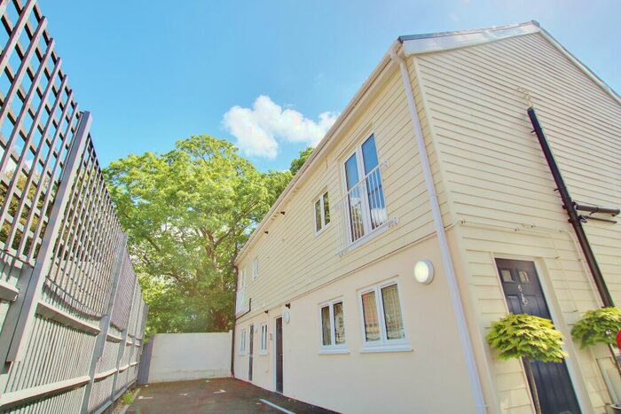 2 Bedroom Flat To Rent In Hawkeswood Road, Bitterne Manor, SO18